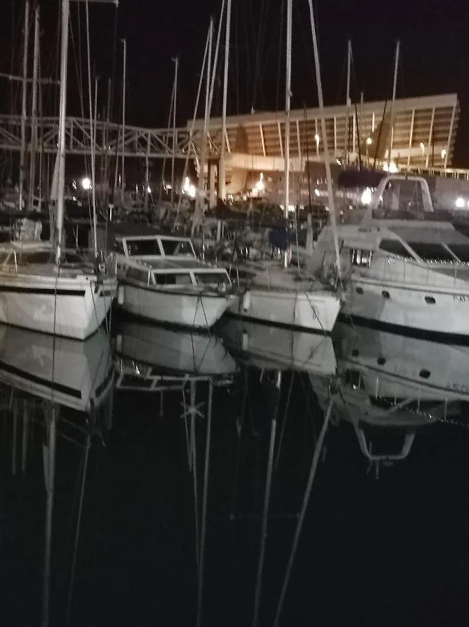 Nice Boat To Sleep In Barcelona & Parking酒店 0*,